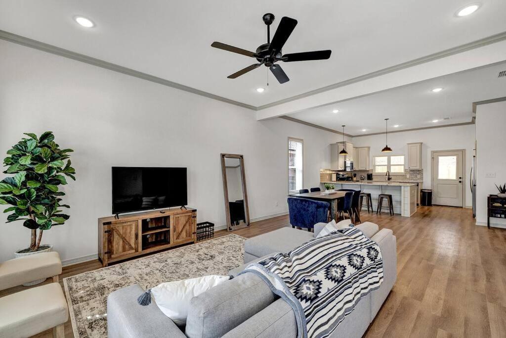 Alamo Luxury Living Up To 11 Villa Tyler Exterior photo