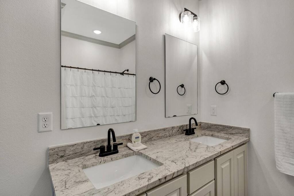 Alamo Luxury Living Up To 11 Villa Tyler Exterior photo