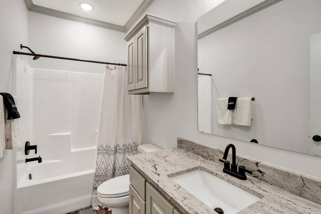 Alamo Luxury Living Up To 11 Villa Tyler Exterior photo